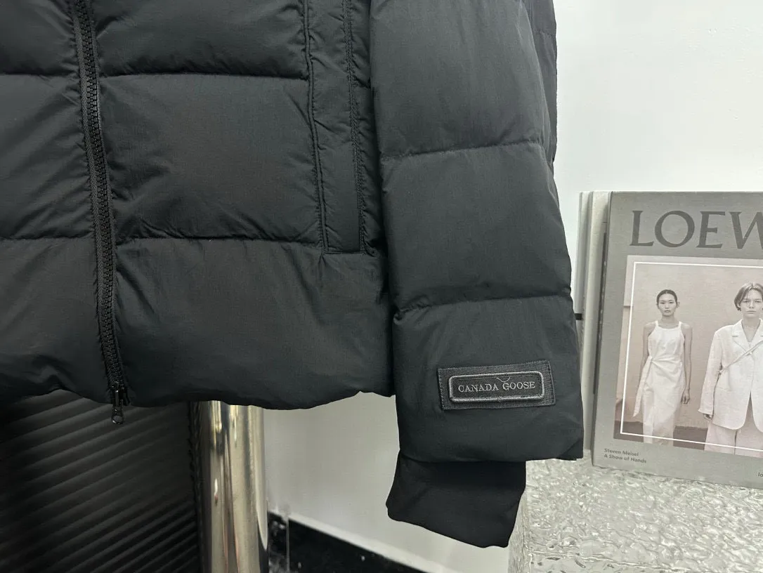 P850 𝘾𝘼𝙉𝘼𝘿𝘼 𝙂𝙊𝙊𝙎𝙀 Canada Goose Ouyang Nana second generation same style hooded couple down jacket! Goose down jacket has always been a popular element of fashion, loved by experts from all walks of life! Fashionable hooded cut, high-end customer-supplied fine goose down, high resilience, smooth zipper, strong and firm. Pockets on both sides can store small items, free your hands, and you can go out without worries. 90% white goose down filling. Black light puff style. Size: XS S M L XL XXL Color: black